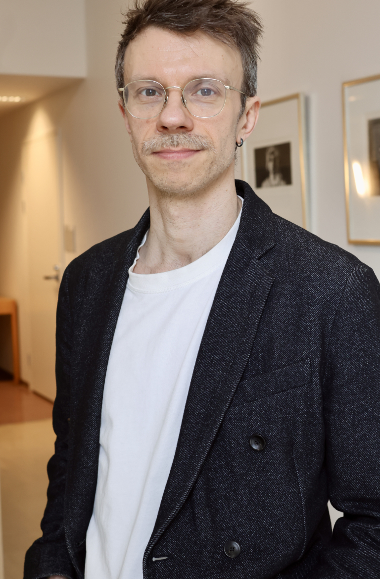 Photo (c) Unna Niemi Samuli Reijula looking at the ceiling